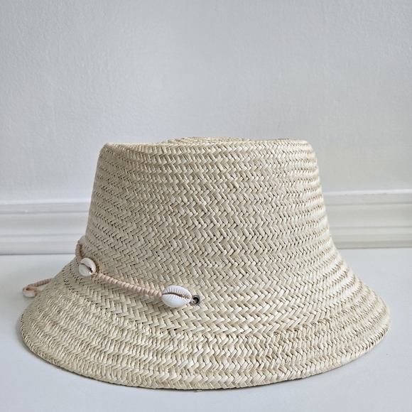 New Wyeth Seashell-Embellished Chin Strap Natural Straw Bucket Hat One Size NWT main image 15